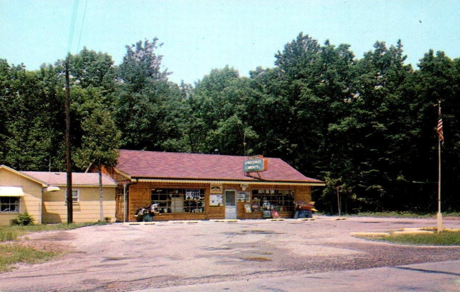 Cedar Lake Grocery (Bergs Superette) - Old Postcard